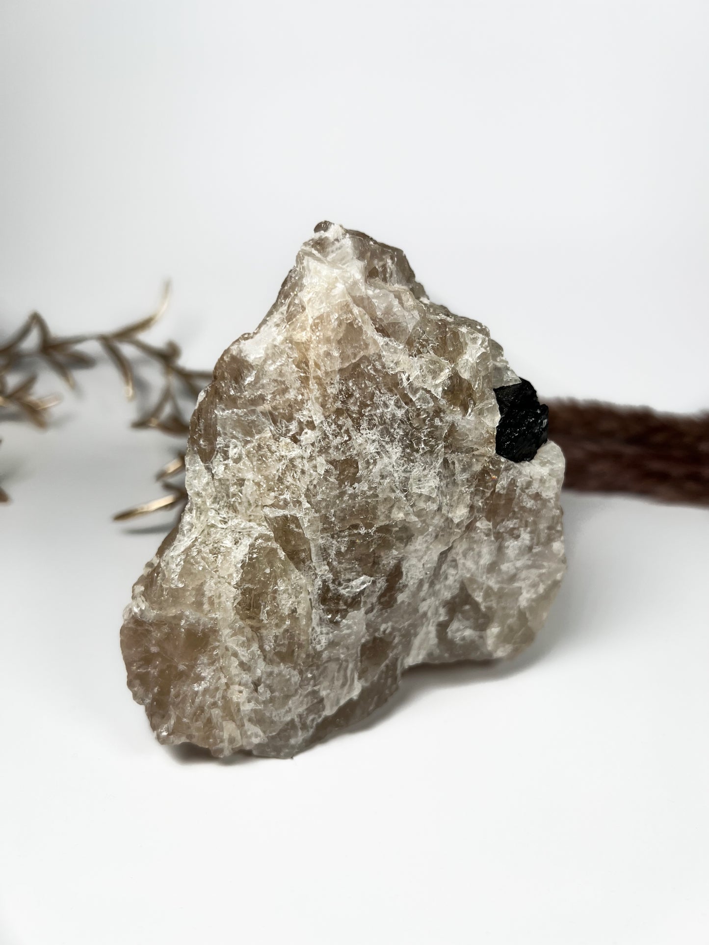 Smoky Citrin Rohstein mit schwarzem Turmalin