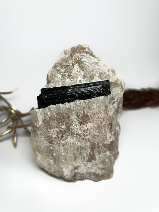 Smoky Citrin Rohstein mit schwarzem Turmalin