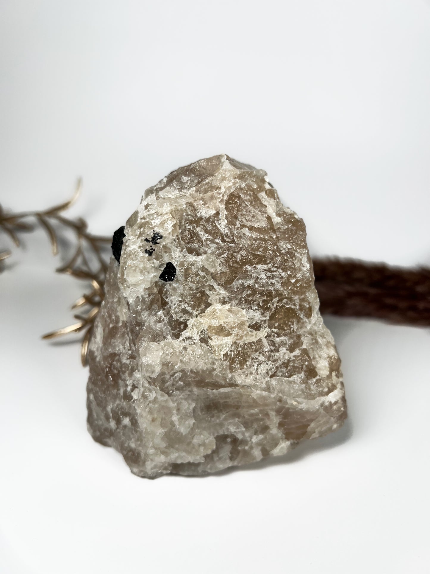 Smoky Citrin Rohstein mit schwarzem Turmalin